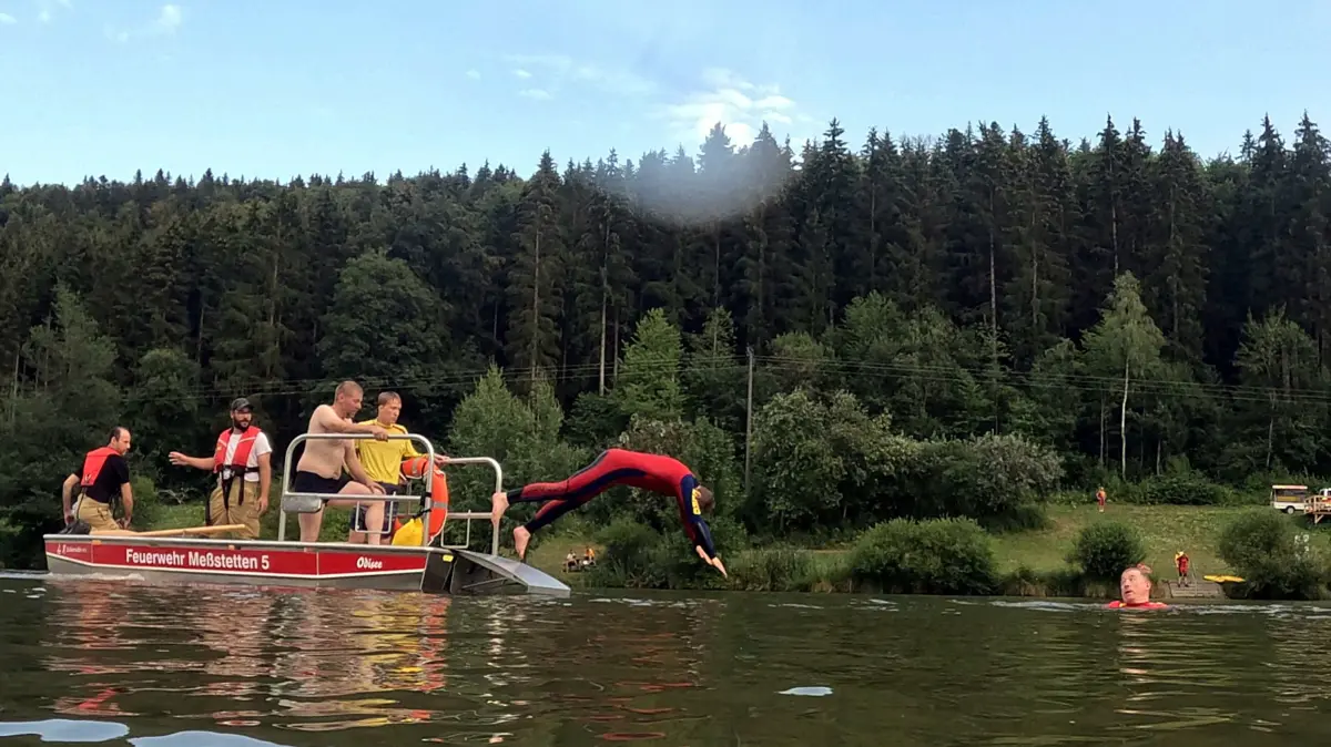 DLRG und Feuerwehr trainierten gemeinsam die Wasserrettung am Oberdigisheimer Stauseee.
