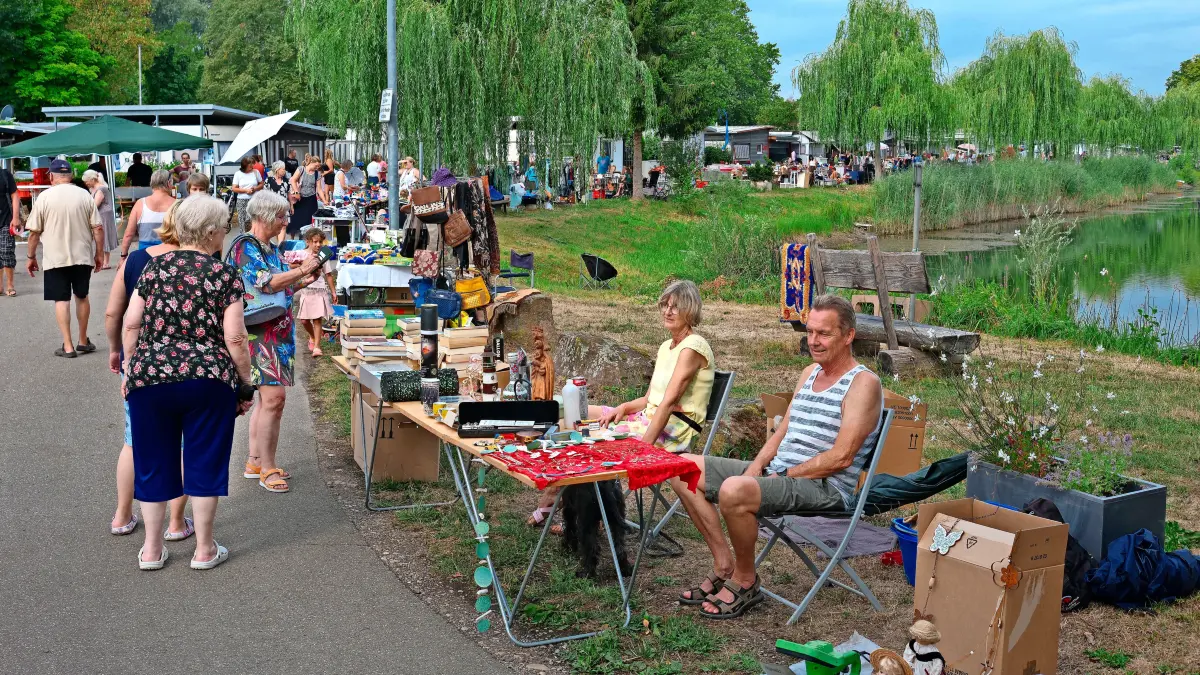 Der Flohmarkt am Schutterner Baggersee besticht mit besonderem Flair.