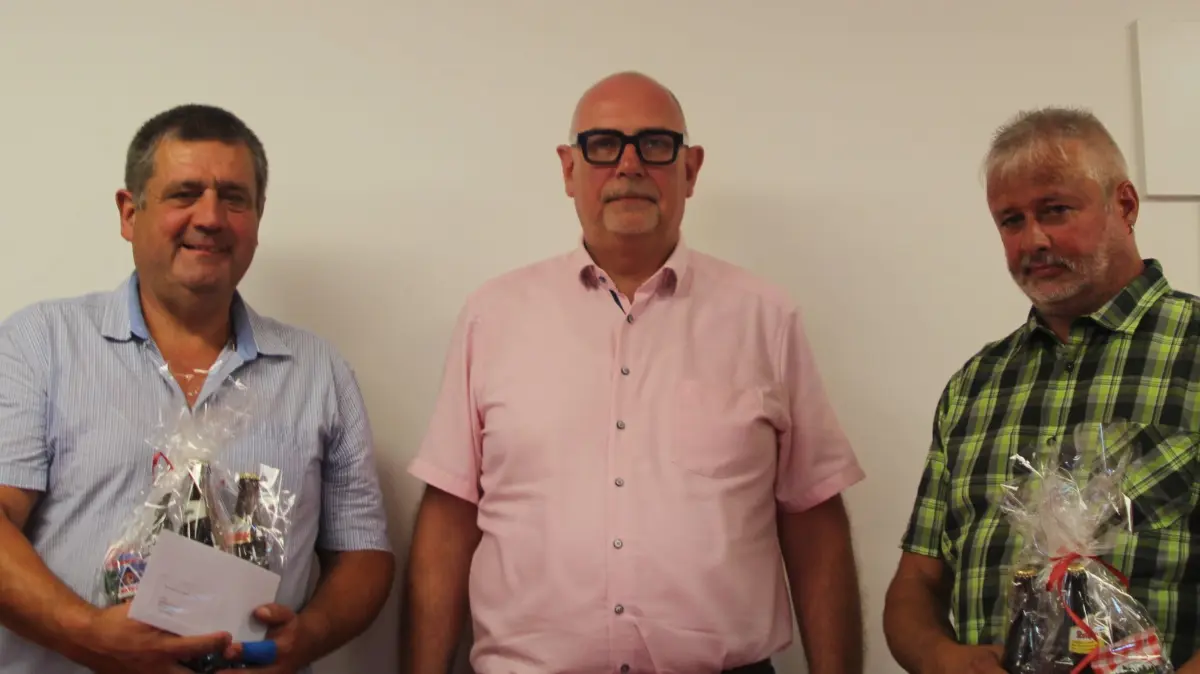 In der Ratssitzung wurden langjährige Verwaltungsmitarbeiter geehrt (von links): Matthias Feucht, Bürgermeister Frank-Michael Littwin und Peter Schneider.