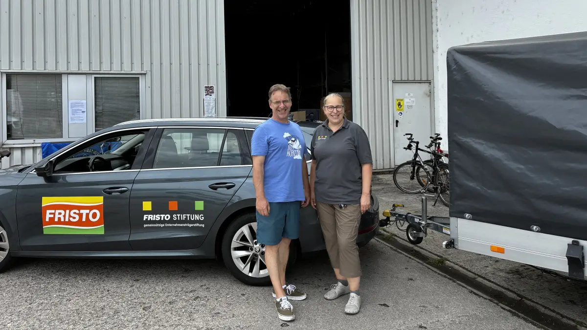 Daniel Wenzler von der Initiativgruppe „Ukrainer im Schwarzwald-Baar“ und Agnes Mattes von der FRISTO-Stiftung vor der neuen Sammelstelle.