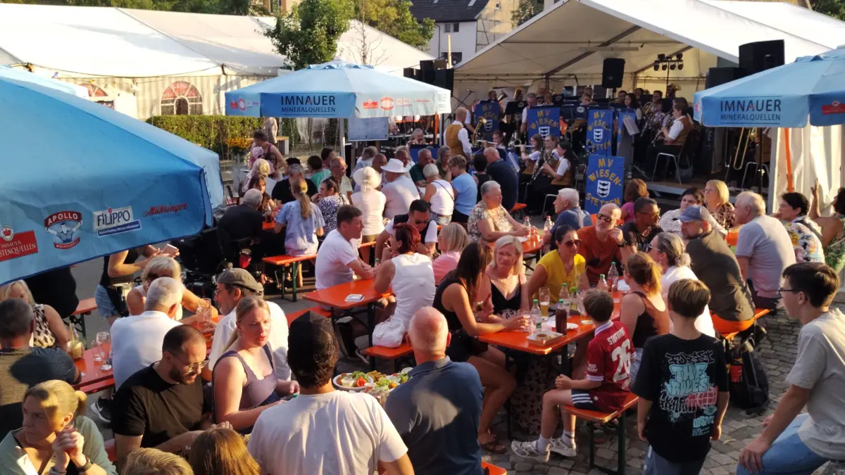 Die Tische und Bänke im Freien zwischen Bühne und Festzelt waren an allen Tagen voll besetzt.