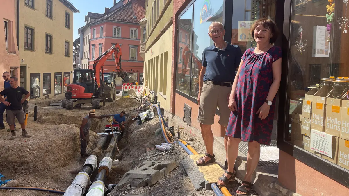 Gabriele Klink und Peter Wolf vor dem Weltladen. Seit die Bauarbeiten in die Oberamteigasse gezogen sind, klafft vor der Ladentür ein Graben.