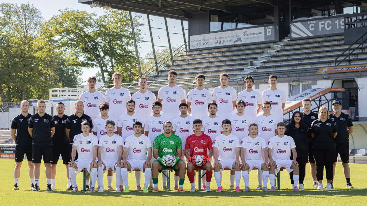 Der FC 08 Villingen in der Oberliga-Saison 2026/27: Enrico Krieger, Louis Leberer, Jonas Busam, Fabio Liserra, Dominik Emminger, Jan Babic, Noah Haller, Jannick Spät (hinten von links), ?? Mike Duffner (Co-Trainer), Marcel Yahyaijan (Geschäftsführer Sport), Matthias Uhing (Cheftrainer), Gabriel Cristilli, Georgios Pintidis, Angelo Rinaldi, Nico Tadic, Dean Savic, Luis Seemann, Noah Kälble, Ecenur Yilmaz (Social-Media-Managerin), Mark Jaufmann (Athletiktrainer), Alica Cristilli (Physiotherapeutin), Markus Felgenhauer (Betreuer, Mitte von links), Gian-Luca Feißt, Matthes Glück, Jonathan Spät, Andrea Hoxha, Kevin Ehmann, Pascal Staiger, Leon Albrecht und Kevin Müller (vorne von links).