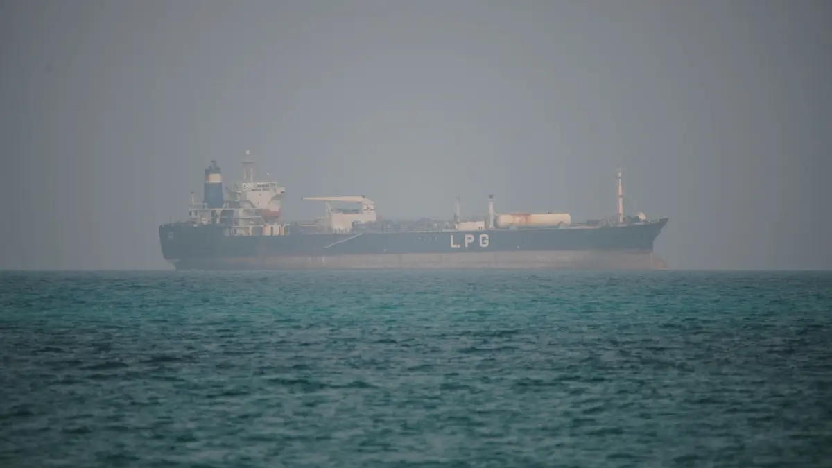 Nahostkonflikt - Jemen: ARCHIV - 06.04.2026, Jemen, Mokha: Ein LPG-Tanker (Flüssiggas) fährt in den Gewässern nördlich der Straße von Bab al-Mandab. (zu dpa: «Seebehörde meldet Explosion nahe Tanker vor Jemens Küste») Foto: Abdulnasser Alseddik/AP/dpa +++ dpa-Bildfunk +++