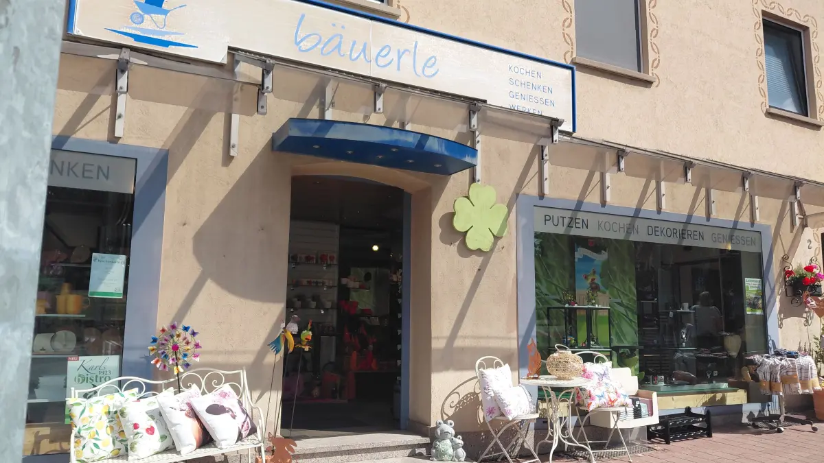 Das Haushaltswaren-Fachgeschäft Bäuerle by Bertsch in der Schömberger Hugo-Römpler-Straße ist schon von außen ein Blickfang mit der liebevollen Deko.