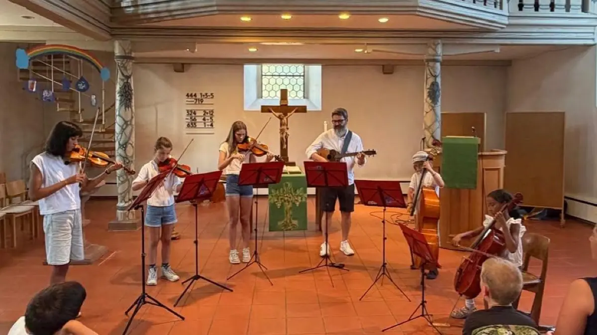 Die Schüler der Musikschule Mittleres Wiesental traten mit ihrem Lehrer Rafael Lobo in der evangelischen Kirche in Maulburg auf.