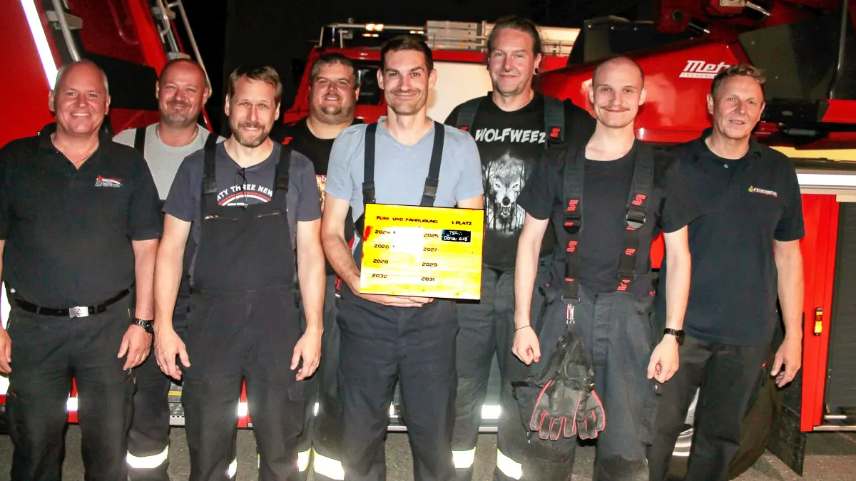 Sieger der diesjährigen Funk- und Fahrübung ist die Abteilung Grüningen mit 78 Punkten. (v.l.) Martin Kiefer (Kommandant der Abteilung Stadt), Manuel Schilling, Daniel Brandi, Tobias Limberger, Dominik Fraunhoffer, Andreas Meister, Fabian Bacher und Kommandant Gerd Wimmer.