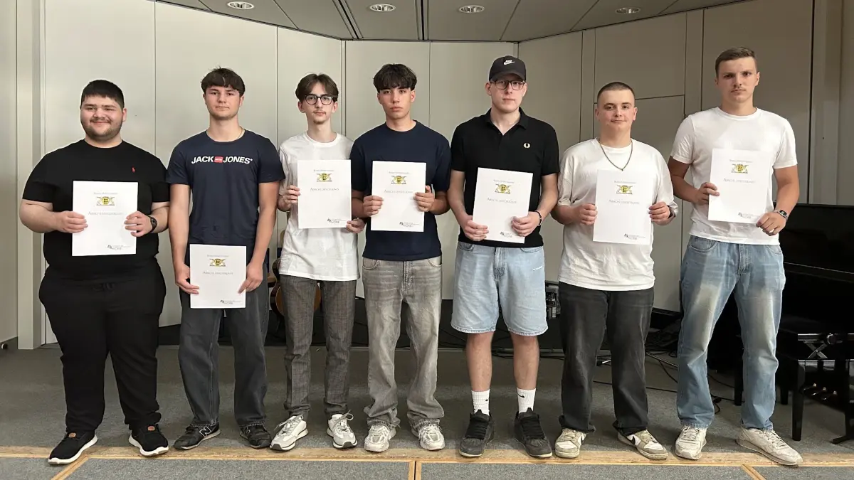Die Absolventen der zweijährigen Berufsfachschule Metalltechnik freuen sich über ihre Abschlusszeugnisse.