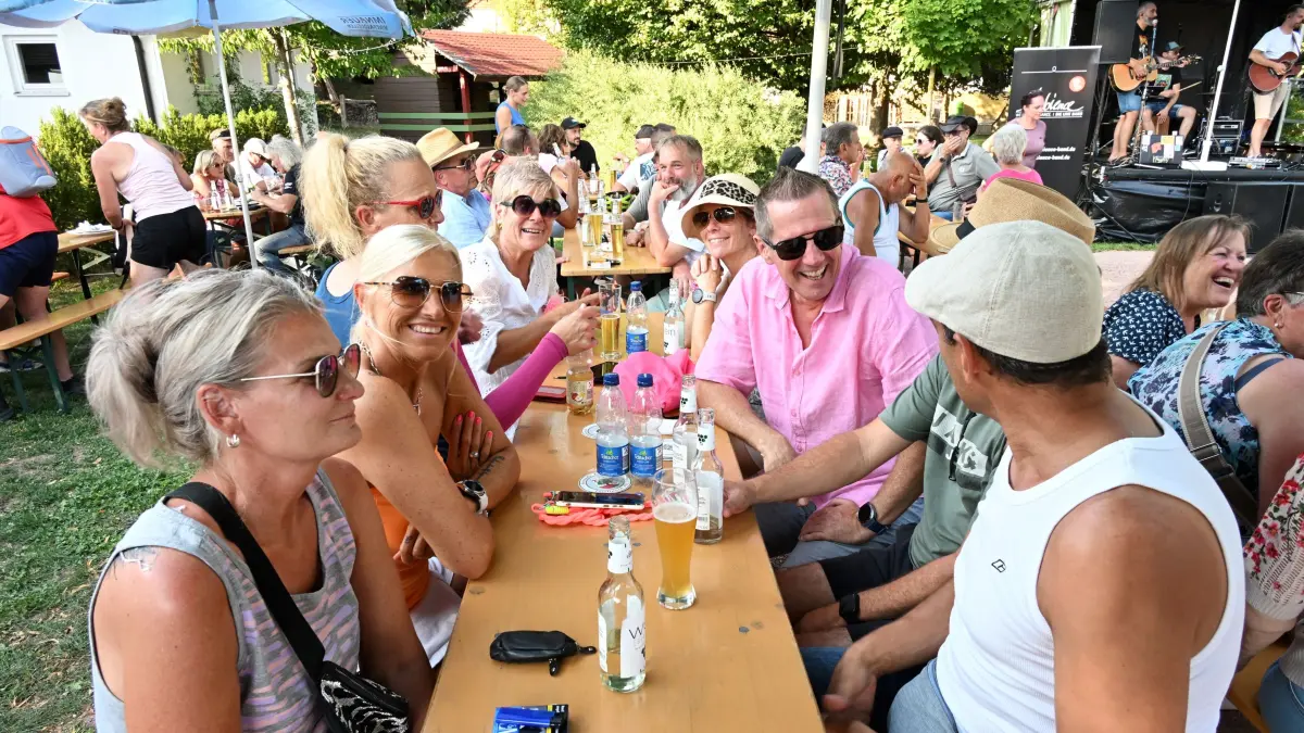 Olé, olé: Gute Stimmung herrschte auf dem neugestalteten Dorfplatz in Tumlingen.