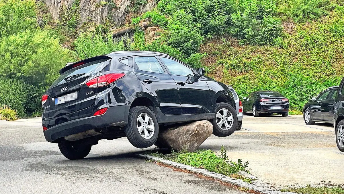 Ein ungewöhnliches Parkmanöver gab es am Schiltacher Bahnhof.