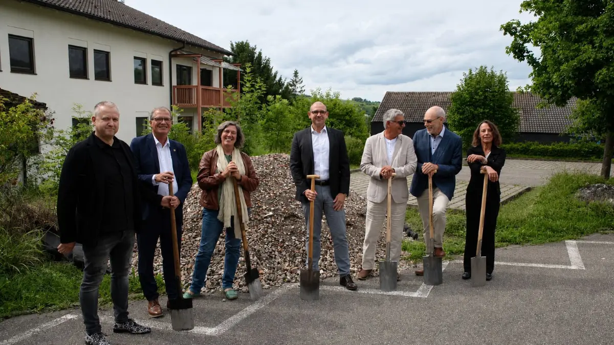 Beim Spatenstich zur Erweiterung: (von links) Stefan Reineck (Architekt), Klaus Eberhardt (Oberbürgermeister Rheinfelden), Karin Racke (Geschäftsführerin des Diakonischen Werks Landkreis Lörrach), Christian Kunde (Vorstand St. Josefshaus), Klauspeter Huck (Vorsitzender Förderkreises Hospiz am Buck), Ulrich Bellot (Vorsitzender des Vorstands der Hospiz-Stiftung Lörrach) und Graziella Scholer (Einrichtungsleitung Hospiz am Buck).