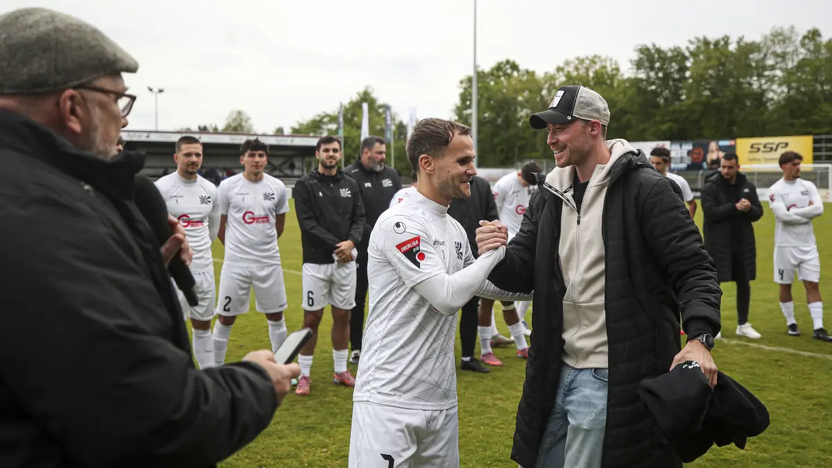 Vor dem Heimspiel gegen den Karlsruher SC II wurde Christian Derflinger von 08-Vorstand Frederick Bruno (rechts) verabschiedet. Nun trägt er das Trikot der TSG Balingen.