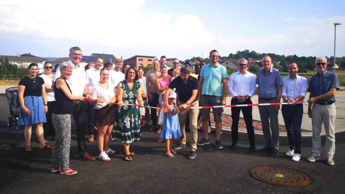Vertreter der Stadtverwaltung und der beteiligten Firmen übergaben das Neubaugebiet.