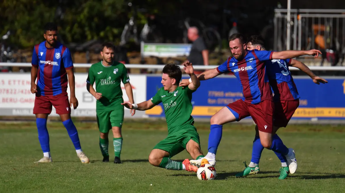 Kevin Gießler (in Blau) erobert für die neue SG Mahlberg/Orschweier den Ball gegen den Grafenhausener Killian Kölble.