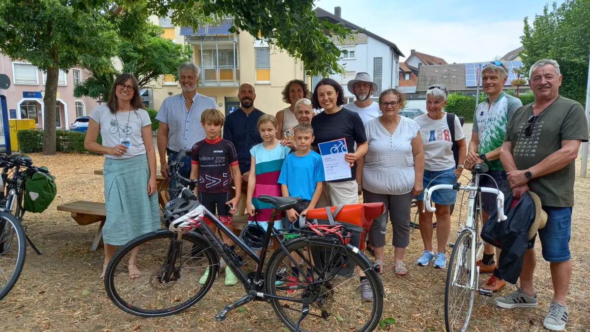 Preisverleihung nach den Stadtradelwochen mit einem Teil der Preisträger und mit Bürgermeister Gunther Braun (zweiter von links)