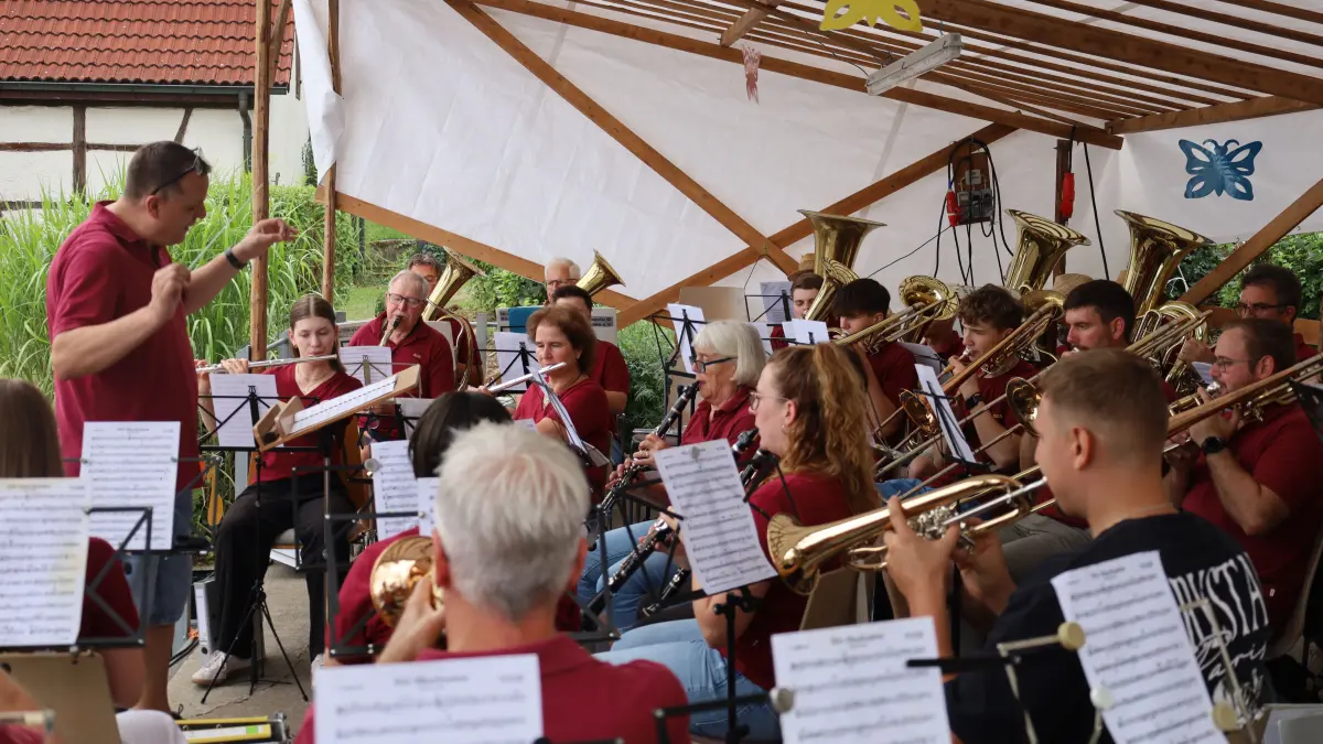 Die Börstinger Musikkapelle eröffnet das "Fleggafescht" mit dem Marsch "Wir Musikanten