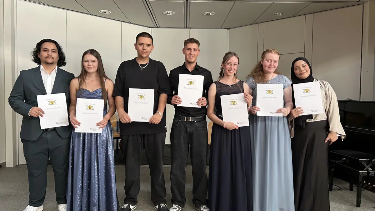 Die Schüler der Zweijährigen Berufsfachschule bekamen ihre Abschlusszeugnisse.