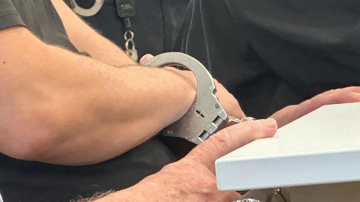 Ganz ruhig und ungerührt verfolgt der Angeklagte das Geschehen im Gerichtssaal. Er sitzt seit Mitte März in Untersuchungshaft. Doch die, die ihn dorthin brachte, erzählt plötzlich vieles anders.
