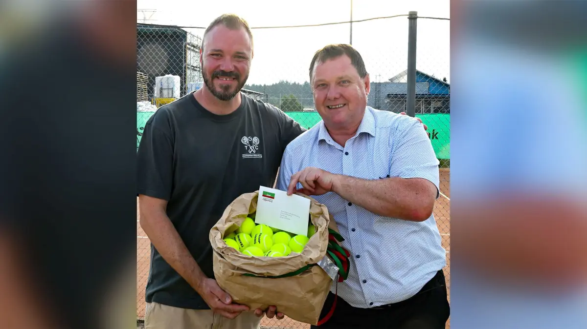 Bürgermeister Michael Lehrer (rechts) war nicht mit leeren Händen zum Tennisclub Aichhalden-Rötenberg gekommen, um zum 40-jährigen Bestehen dem Vorsitzenden Hans-Jörg Armbruster zu gratulieren.