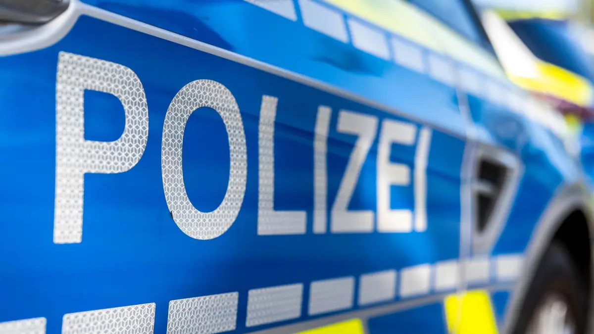 Symbolbild - Blaulicht: ILLUSTRATION - 28.09.2021, Nordrhein-Westfalen, Gütersloh: An der Tür von einem Streifenwagen steht der Schriftzug «Polizei». (zu dpa: «Krankheitsfall vorgetäuscht - Betrüger erbeuten Gold») Foto: David Inderlied/dpa +++ dpa-Bildfunk +++