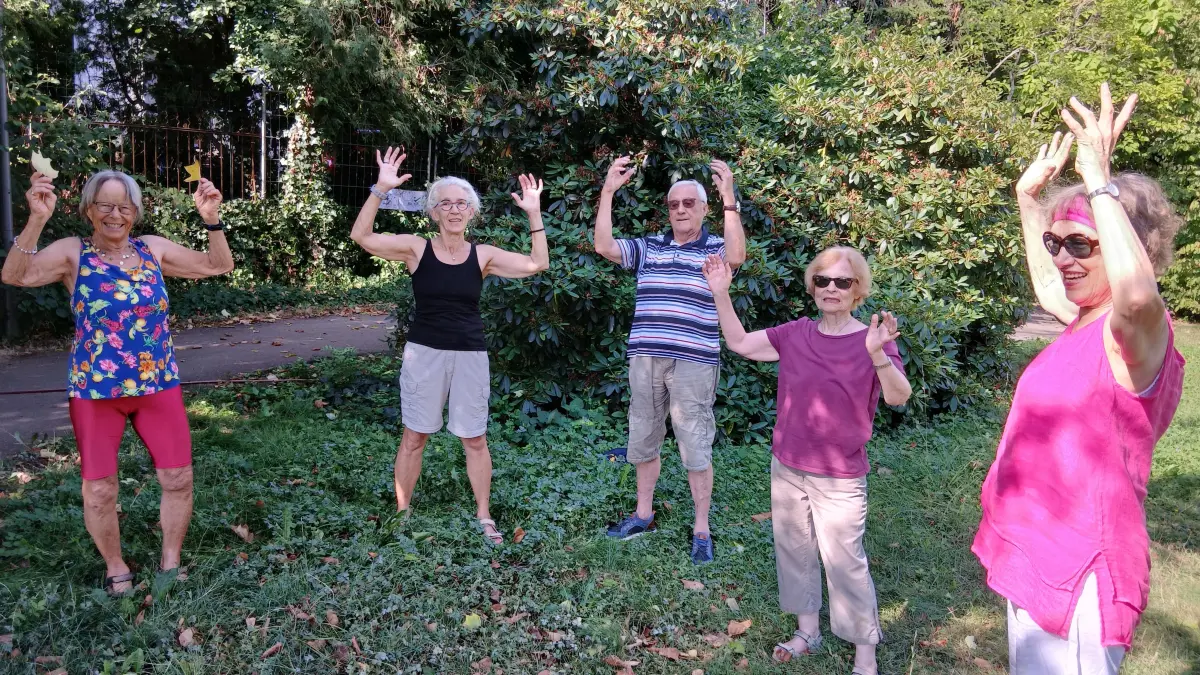 Der Bewegungstreff Brombach trifft sich im Park der Schöpflin Stiftung.
