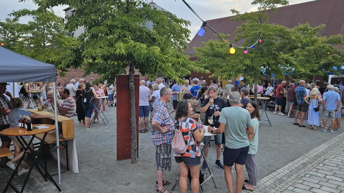 Etliche Menschen zog es zu „Wein und Genuss“, der Auftaktveranstaltung des „Schwanauer Kultursommers“.