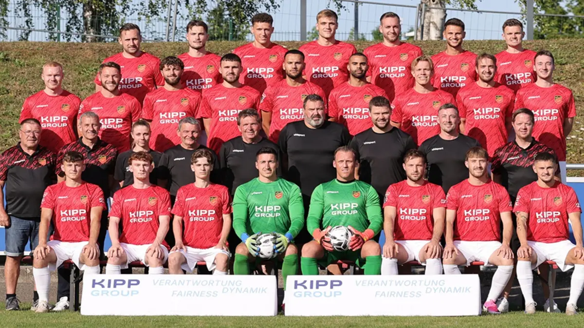 Hintere Reihe von links: Janik Michel, Tim Zölle, Lysander Skoda, Tim Steinhilber, Carlos Konz, Jovan Djermanovic, Nils Schuon. Dritte Reihe von links: Leander Vochatzer, Henry Seeger, Daniel Breuninger, Walter Vegelin, Vladan Djermanovic, Julio Gourgel, Elias Wolf, Niklas Schäuffele, Jonas Kurz. Zweite Reihe von links: Manfred Ahrens (Vorstand), Rainer Huss (Sportlicher Leiter), Jaqueline Kästle (Physio), Karl-Heinz Leicht (Betreuer), Kurt Dettinger (Betreuer), Patrick Rominger (Torwart-Trainer), Sandro Bossert (Co-Trainer), Daniel Seemann (Chef-Trainer) und Christoph Dast (Vorstand). Es fehlen Bernd Plocher (Vorstand) und Frank Maier (Team-Manager). Vordere Reihe von links: Denis Bozicevic, Colin Haug, Felix Hörmann, Niklas Klemenz, Julian Hauser, Oliver Grathwol, Enrico Huss und Lars Czerwonka. Es fehlt Flavio Vogt.
