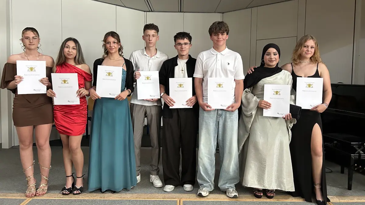 Absolventinnen und Absolventen der zweijährigen Berufsfachschule Pflege bekamen ihre Abschlusszeugnisse überreicht.