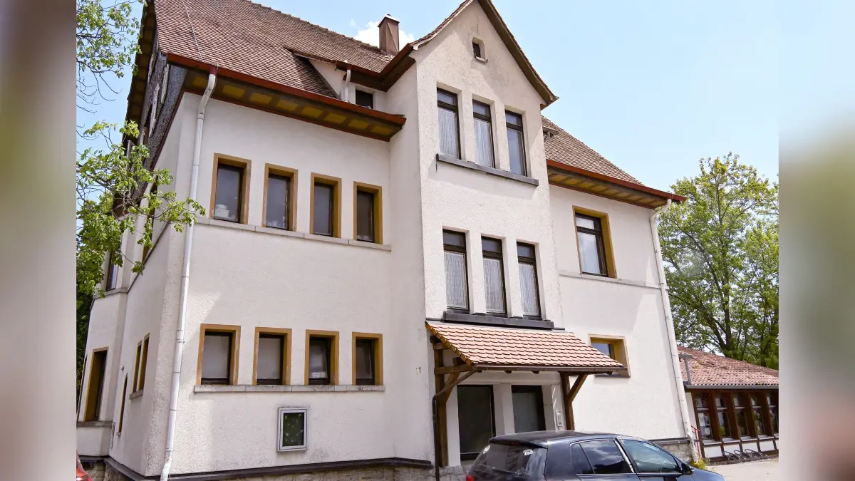 Im ehemaligen Gemeindehaus in der Schönbronner Straße in Locherhof werden Räumlichkeiten frei, wenn der Kindergarten umzieht. Die Frage einer künftigen Nutzung setzt eine Sanierung voraus.
