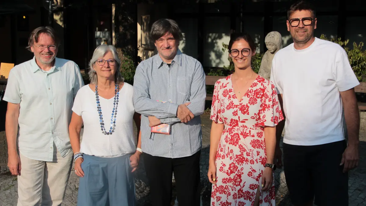 Auf der „Lesereise quer Beet“ in Wittlensweiler (von links): Moderator Wolfgang Tischer, Thalia-Geschäftsführerin Gudrun Krüper, Autor Markus Orths, Tourismusdirektorin Carolin Schölzl und Ortsvorsteher Philipp Bohnet.
