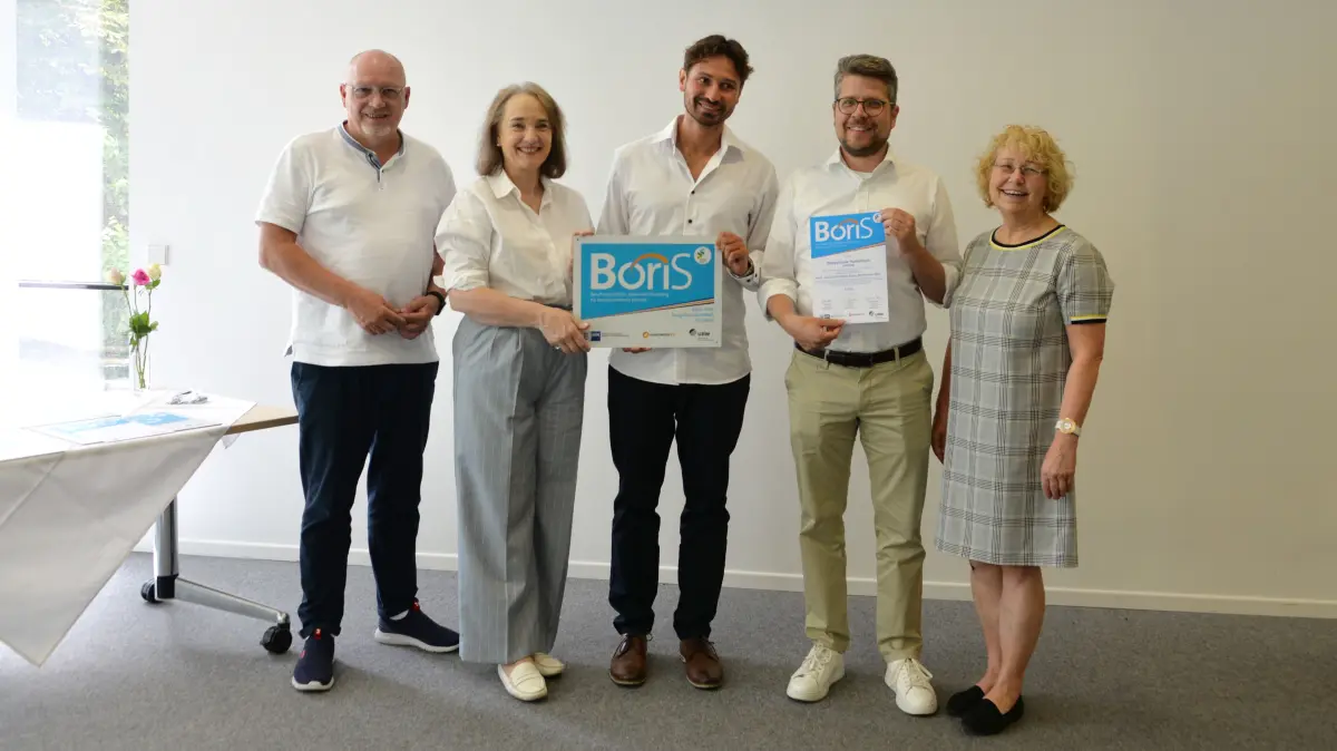Die Verleihung des Boris-Berufswahlsiegel an die Burgschule Haiterbach. Unser Foto zeigt von links: Günter Brecht (Leiter Ausbildung – Schule/Beruf der IHK Nordschwarzwald), Tanja Traub (Hauptgeschäftsführerin der IHK Nordschwarzwald), Alexander Mungai (verantwortlicher Lehrer für Berufsorientierung der Burgschule Haiterbach), Thomas Christ (Schulleiter der Burgschule Haiterbach) sowie Birgitt Röhner (Auditorin/Laudatorin).