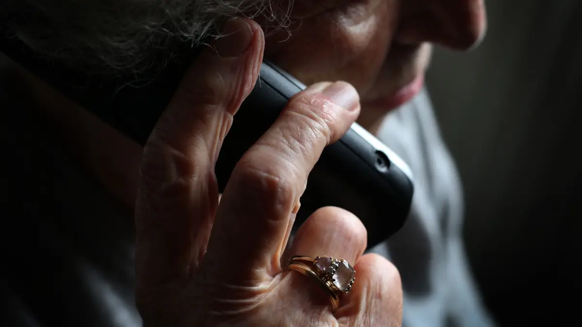 Betrug am Telefon Symbolbild: ARCHIV - 11.10.2019, Bayern, Würzburg: Eine ältere Frau telefoniert mit einem schnurlosen Festnetztelefon (gestellte Szene). (zu dpa: «Schockanrufer erbeuten mehrere hunderttausend Euro») Foto: Karl-Josef Hildenbrand/dpa +++ dpa-Bildfunk +++