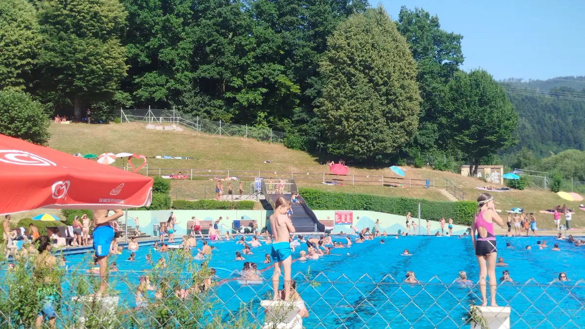 Im Zeller Freibad ist einiges los. Am Dienstag, 11. August, bleibt es geschlossen, weil ein entscheidender Mitarbeiter fehlt.