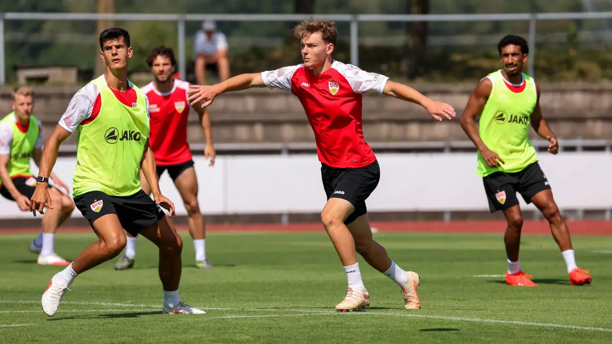 Fußball VfB Stuttgart Trainingslager: 05.08.2026, Deutschland, Grassau, Fußball Bundesliga, Saison 2026/2027, Trainingslager VfB Stuttgart, v.l. Chema, Yanik Spalt, Tiago Tomas *** August 5, 2026, Germany, Grassau, Bundesliga, 20262027 season, VfB Stuttgart training camp, from left: Chema, Yanik Spalt, Tiago Tomas