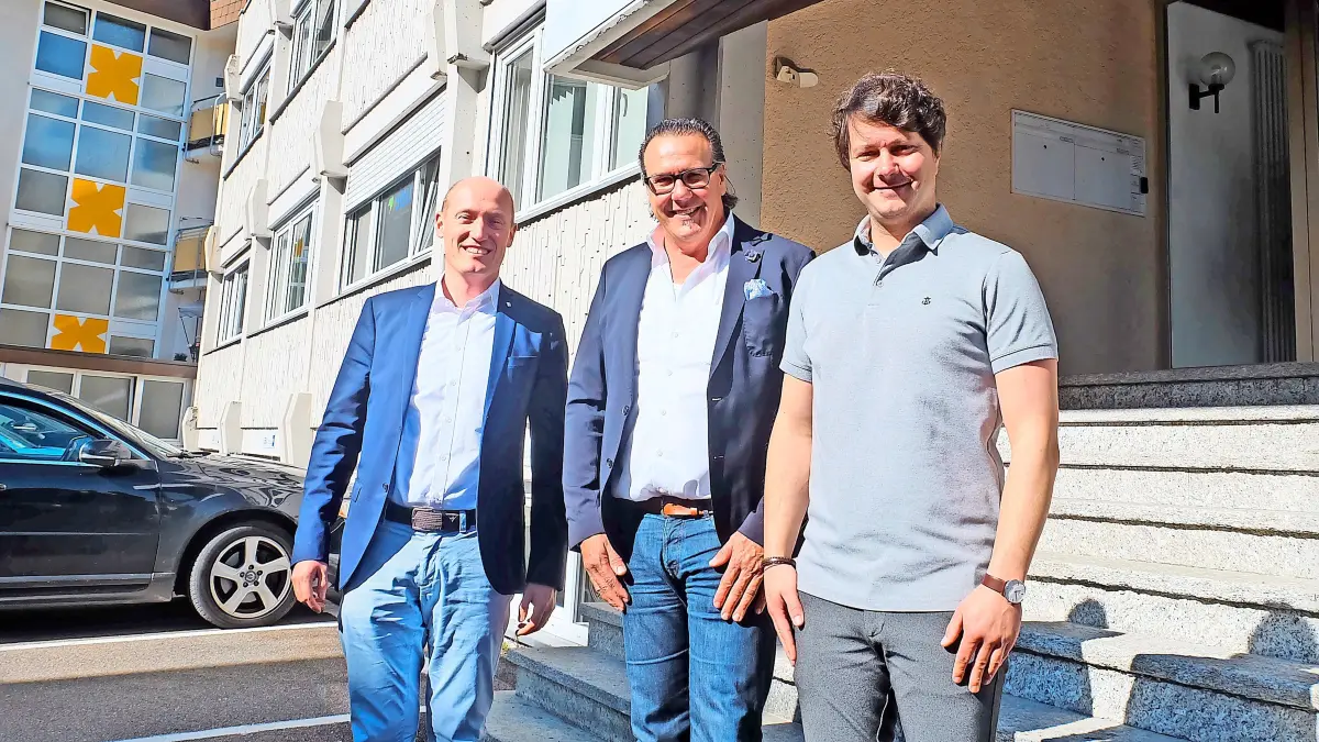Bürgermeister Jonathan Berggötz (von links), Geschäftsführer Christoph Ramsperger und Geschäftsführer Michael Rothmund vor dem Verwaltungsgebäude der Südwest Beton Union in der Bad Dürrheimer Innenstadt.