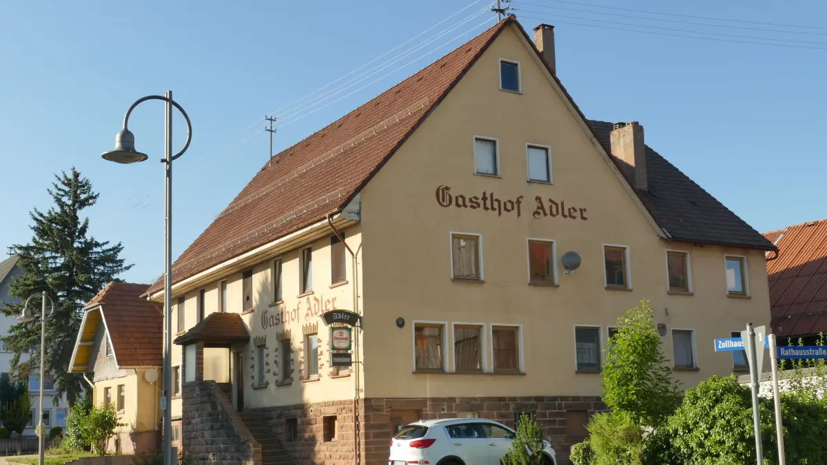 Das ortsbildprägende und in die Jahre gekommene „Adler“-Gebäude in der Zollhausstraße hat sein „Laufzeitende“ erreicht, hieß es in der Sitzung des Fluorn-Winzelner Gemeinderats