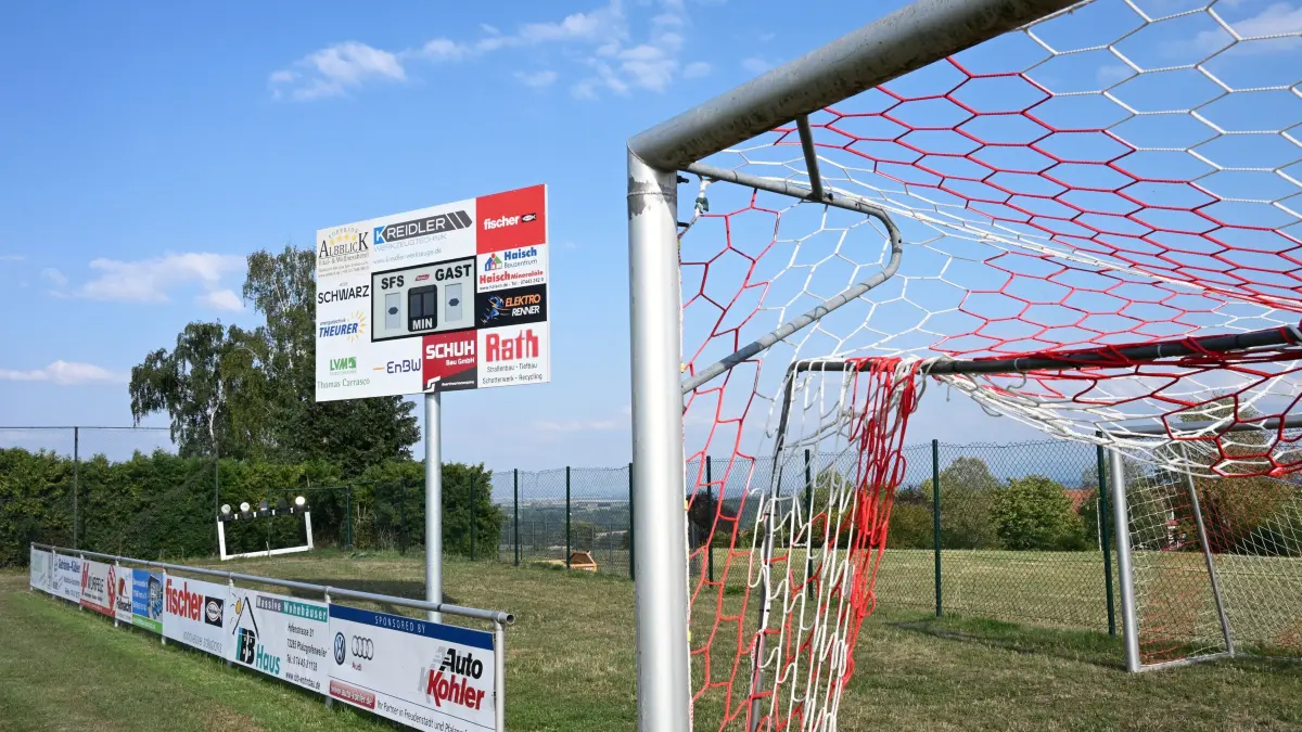 Interessante Lokalkämpfe erwarten die Zuschauer beim Steinach-Fußball-Pokalturnier. Die professionelle Stadion-Anzeigetafel erlebt ihre Feuertaufe bei diesem Turnier.