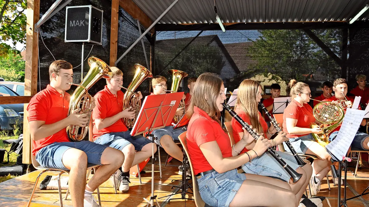 Die eigene Jugendkapelle "Südwind" erntet bei ihrem Auftritt auf der Bühne zum 130. Geburtstag des Musikvereins Riedböhringen großen Applaus.