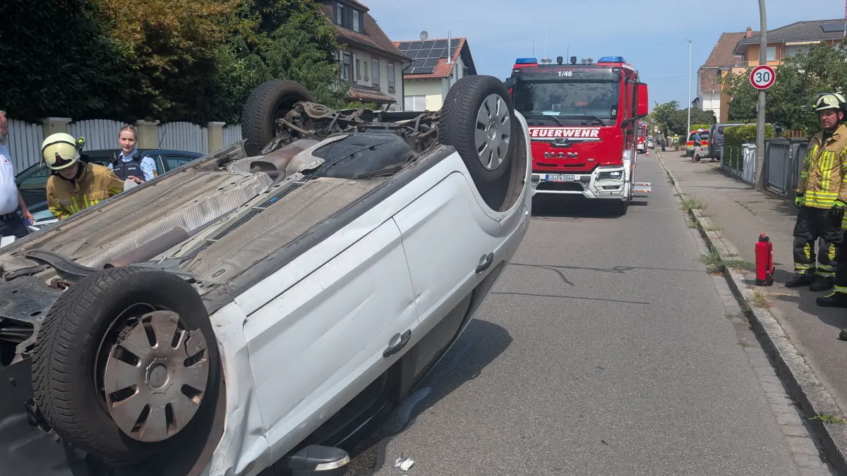 Nach der Kollision kam das Fahrzeug auf dem Dach zum Liegen.