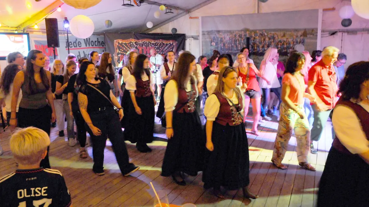 Die Fantasie Girls tanzen Rock around the Clock, einfach rund um die Uhr.