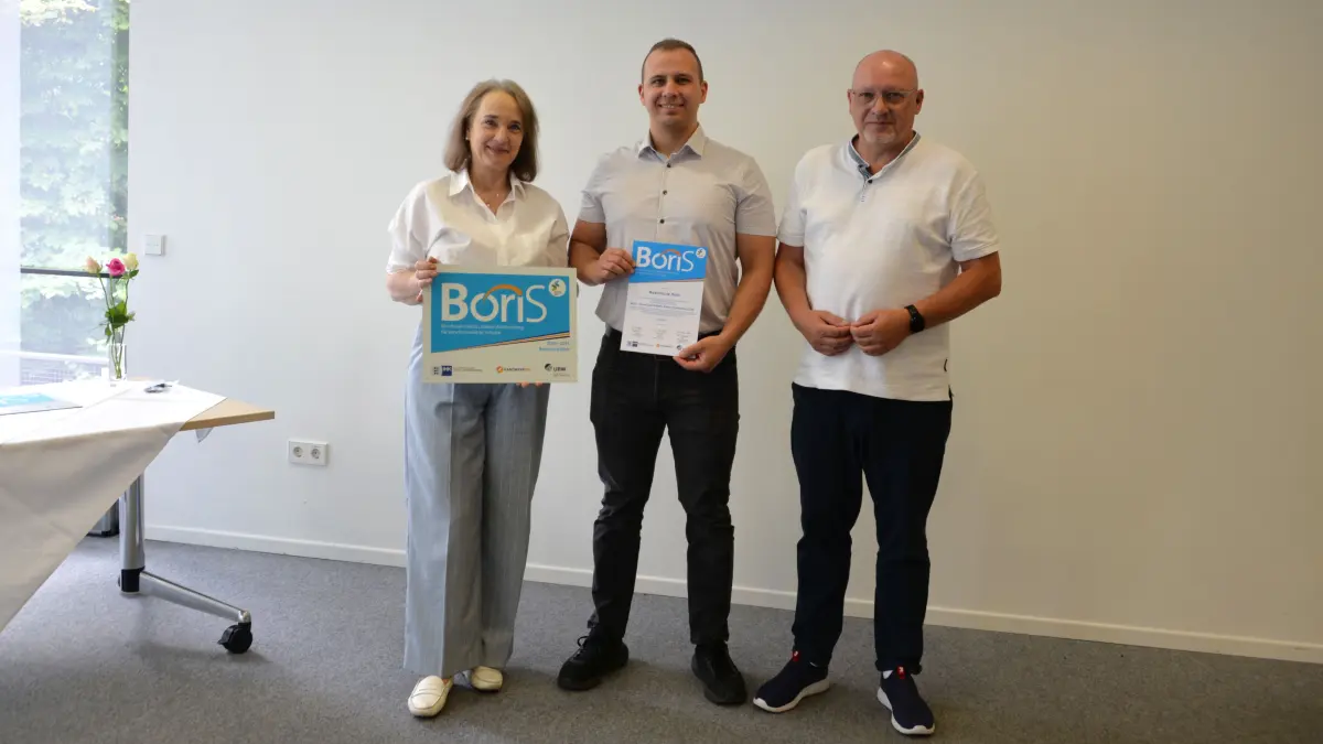 Die Verleihung des Boris-Berufswahlsiegel an die Realschule Horb. Das Foto zeigt von links: Tanja Traub (Hauptgeschäftsführerin der IHK Nordschwarzwald), Dennis Luger (verantwortlicher Lehrer für Berufsorientierung der Realschule Horb) und Günter Brecht (Leiter Ausbildung – Schule/Beruf der IHK Nordschwarzwald).