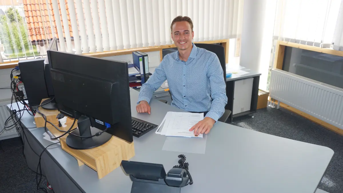 Der neue Hauptamtsleiter Paul Binder in seinem Büro im Rathaus von Ostelsheim