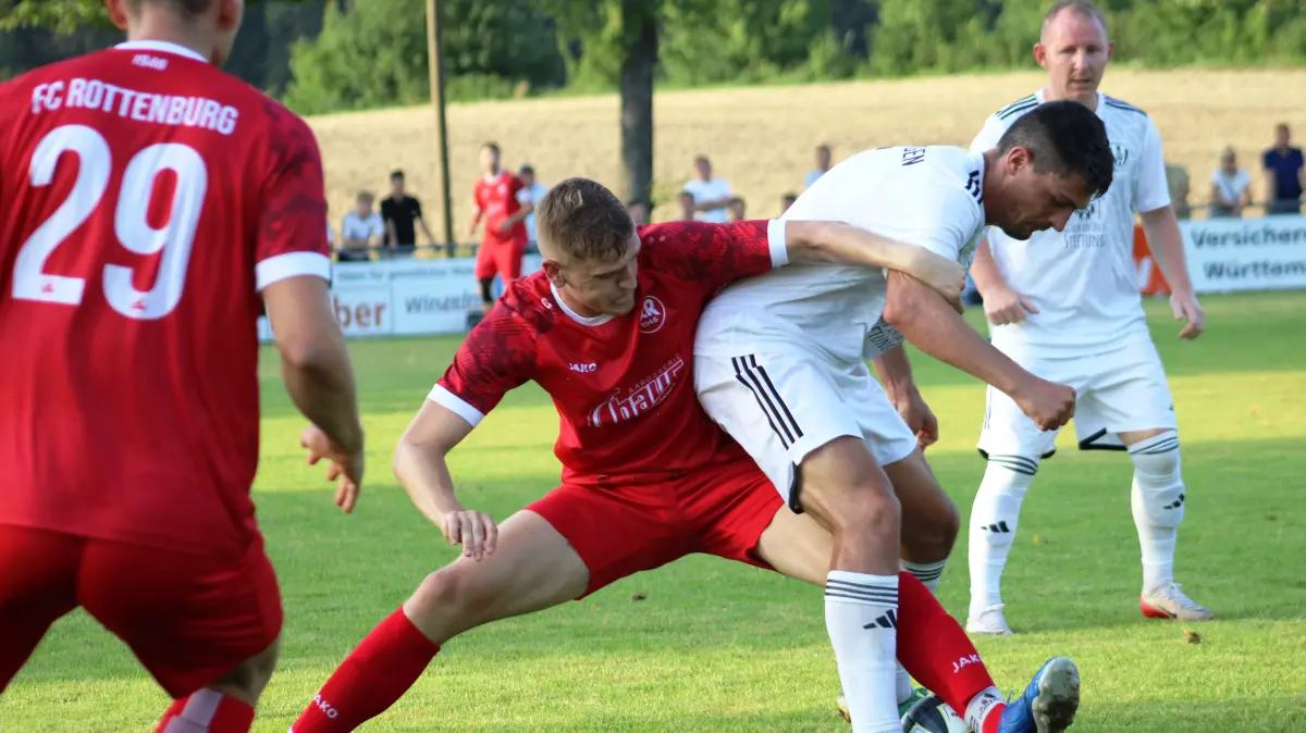 In der letzten Pokalsaison warfen Julian Bihler (rechts vorne), Adi Dobricean und der VfB Bösingen Verbandsligist FC Rottenburg in der 3. Runde raus.
