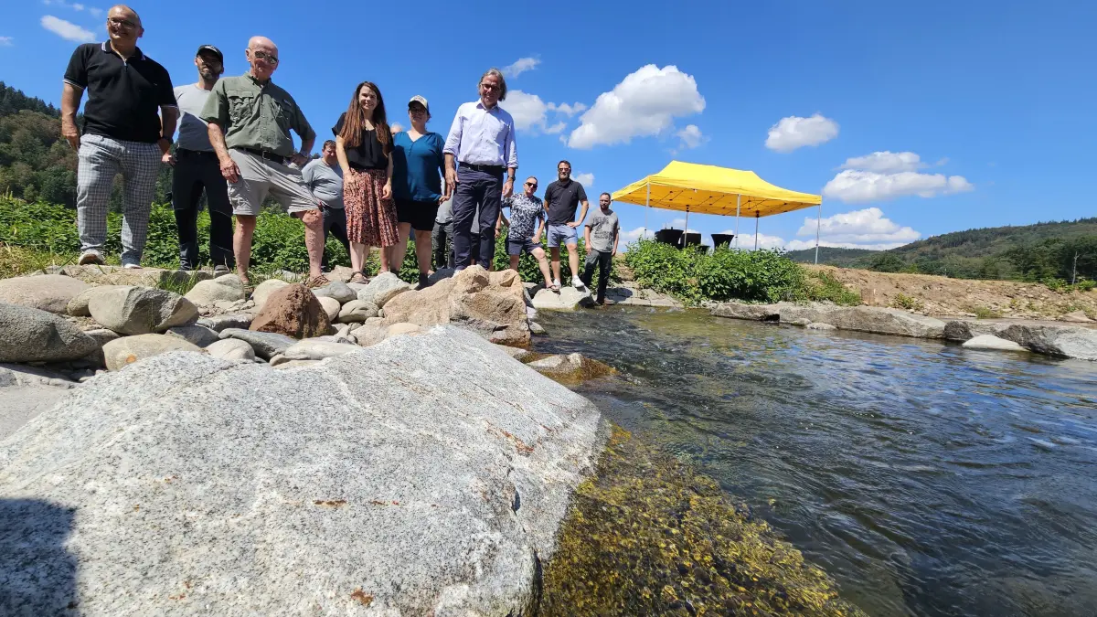 Von der gelungenen Renaturierung der Wiese in Gündenhausen und Maulburg überzeugte sich Regierungspräsident Carsten Gabbert (vorne rechts) im Beisein von Maulburgs Bürgermeisterin Jessica Lang (Mitte).
