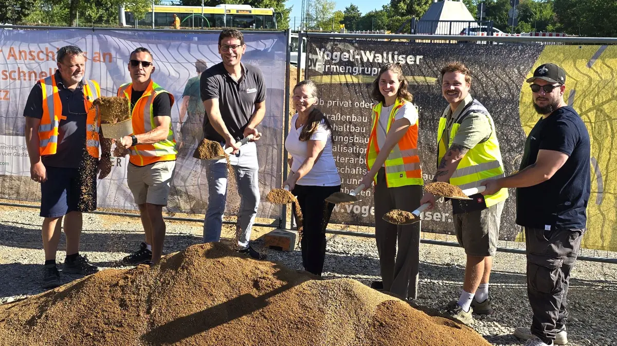 Freuen sich über den Ausbau des Glasfasernetzes: (von links) Franz Hierholzer und Michael Walliser von Walliser Bau GmbH, Paul Kempf, Geschäftsführer vom Zweckverband Breitbandversorgung Landkreis Lörrach, Oberbürgermeisterin Diana Stöcker, Bianca Müller und Aaron Schrempp von NWMB Infrastruktur GmbH sowie Fabio Cardinale von Naturenergie Netze.