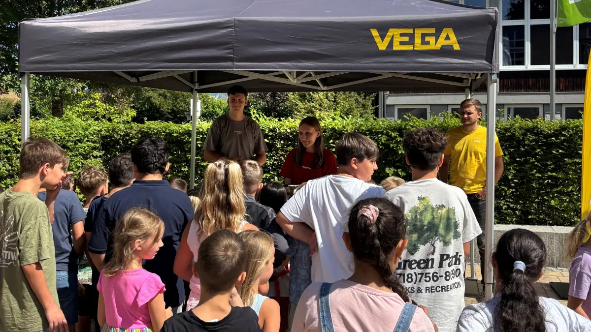 Mit einer vollgepackten Eistruhe waren Auszubildende von VEGA, Supfina und Grieshaber Precision in der Region unterwegs und verteilten an elf Kooperationsschulen insgesamt 5.890 Eis.