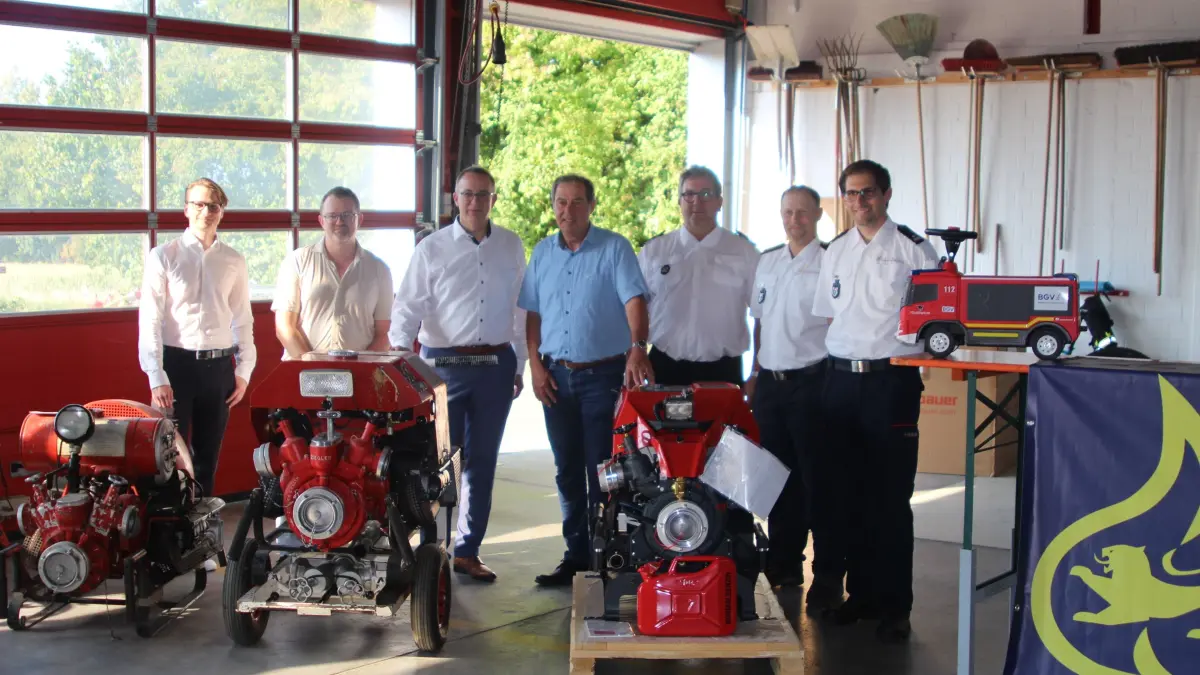 Drei Generationen Tragkraftspritzen hat die Feuerwehr Binzen. Bei der Übergabe den Neuzugangs kamen Klaus Vandamme (BGV Generalvertretung Lörrach), Ulrich Franz (Direktionsbevöllmächtigter Abteilung Vertrieb/Kommunal BGV), Matthias Kreibich (BGV Regionaldirektor Südbaden), Bürgermeister Andreas Schneucker, Reiner Jakob, Vorsitzender des Kreisfeuerwehrverbands, Markus Greiner, stellvertretender Kommandant Feuerwehr Binzen, und Timo Schöpflin, Kommandant Feuerwehr Binzen, zusammen.