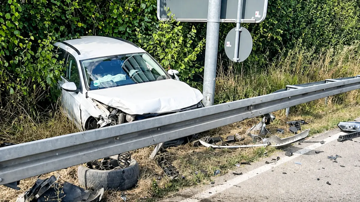 Das Wrack kam neben der Fahrbahn zum Stehen.