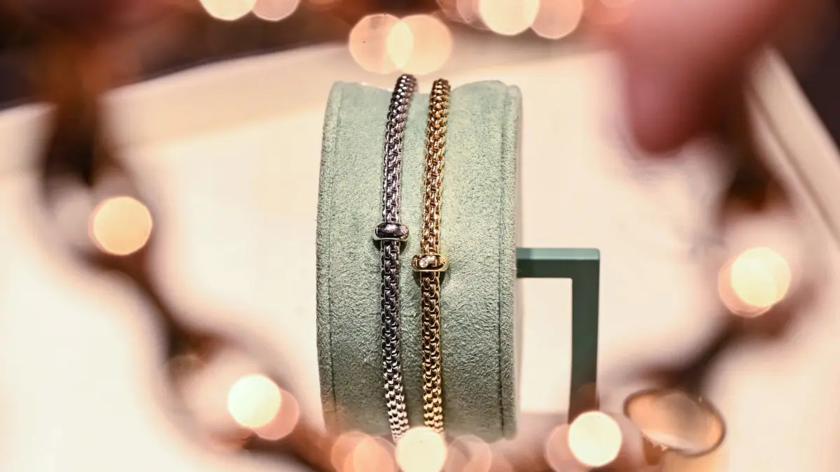 Schmuck Symbolbild.: ARCHIV - 09.12.2022, Baden-Württemberg, Karlsruhe: ILLUSTRATION: Bei einem Juwelier wird ein Armband aus Weißgold und ein Armband aus Gelbgold gezeigt (im Hintergrund). (zu dpa: «Männer rauben Juwelier aus – Inhaber wird schwer verletzt») Foto: Uli Deck/dpa +++ dpa-Bildfunk +++