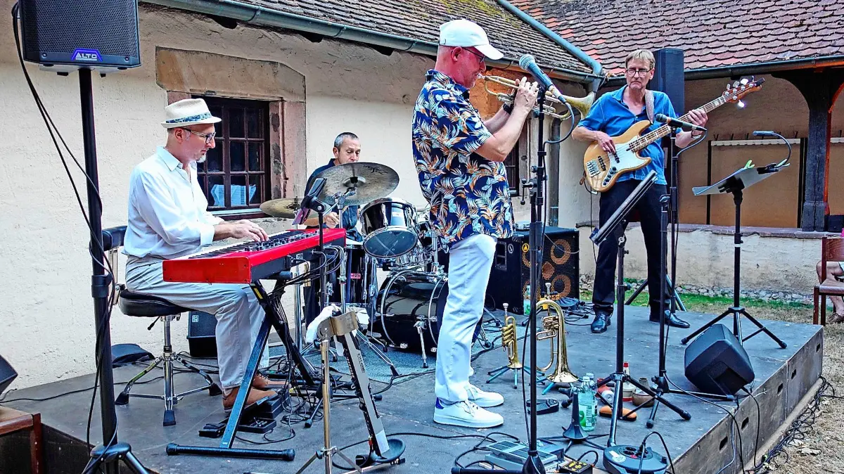 Die „Jamulous Connection“ auf der Bühne im Kreuzgang des alten Haslacher Kapuzinerklosters